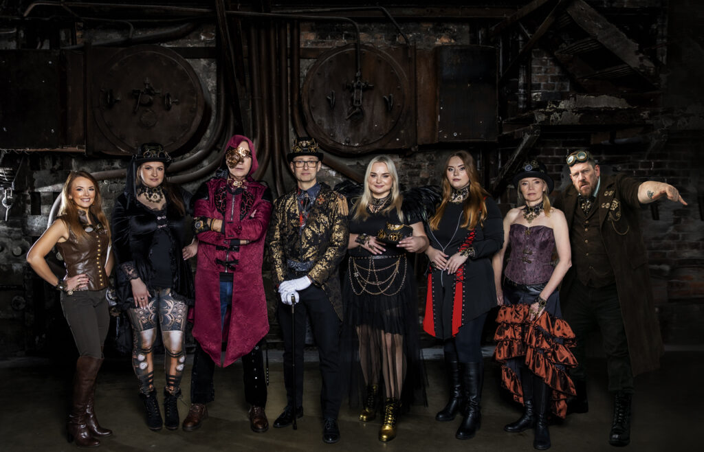 Olavi Ruhno võrdleb WOW Eventsi steampunki ehk aurupungiga. “Meie jaoks on olemas mingisugune üritusturunduse juurteadmine, meil on jalad maas. Samas peame üritust korraldades mõtlema suhteliselt düstoopiliselt ja kaugustesse. Mõtleme välja midagi, mida pole veel olemas. Kokkuvõttes oleme kuskil vanade juurteadmiste ja ulmelahenduste keskel. See, mida teeme, ongi aurupunk.” Foto: Erlend Štaub